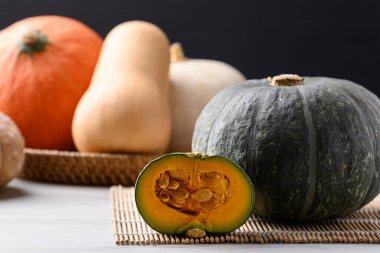 Yeşil balkabağı ya da Japon kabağı ve çeşitli balkabakları, sonbahar mevsiminde sebze.