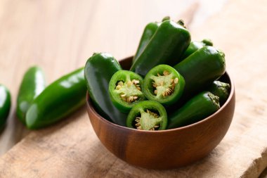 Taze yeşil biberli biber, ahşap kase, yemek malzemesi.