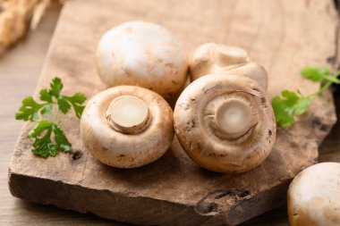 ahşap zemin üzerinde taze champignon mantar