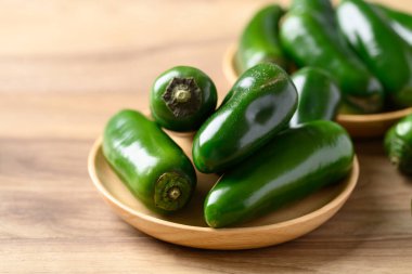 Taze yeşil biber, ahşap tabakta, yemek malzemesi.