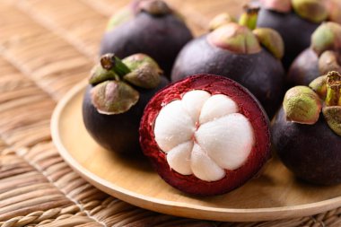 Mangosteen meyvesi yemeye hazır, tropikal meyve