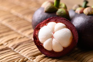 Mangosteen meyvesi yemeye hazır, tropikal meyve