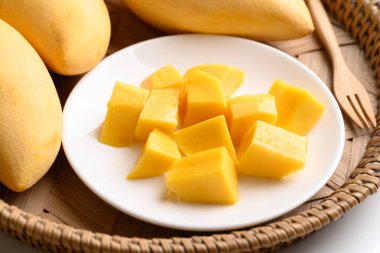 Tayland mango meyvesi (Nam Dok Mai), yaz mevsiminde tropik meyve