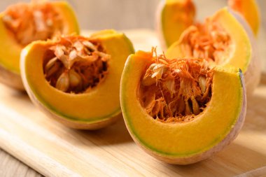 Tahta kesme üzerine organik balkabağı, yiyecek malzemesi.