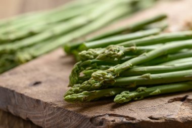 Organik kuşkonmaz, baharda yeşil sebze, Helathy besin maddesi.