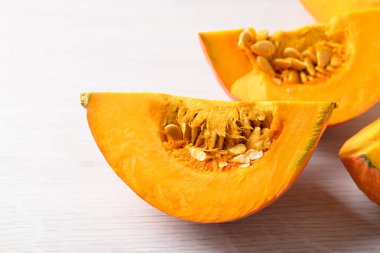 Beyaz arka planda turuncu Hokkaido balkabağı, sonbahar sebzeleri