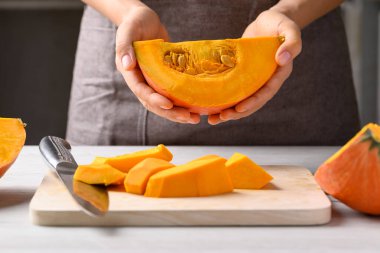 Portakal rengi Hokkaido kabağı. Elle pişirmeye hazır ol.