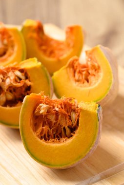 Tahta kesme üzerine organik balkabağı, yiyecek malzemesi.