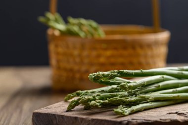 Organik kuşkonmaz, baharda yeşil sebze, Helathy besin maddesi.