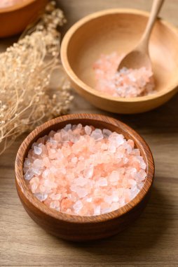 Himalaya 'nın organik pembe tuzu ahşap arka planda, sağlıklı besin maddeleri