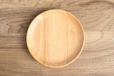 Ahşap zemin üzerinde ahşap bir plaka, masa üstü görünümü