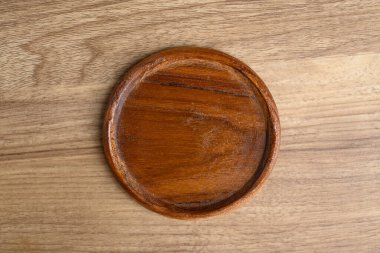 Ahşap zemin üzerinde ahşap bir bardak altlığı, masa üstü manzarası