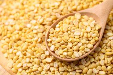 Sarı soyulmuş tahtadan kaşıkta fasulye, yemek malzemesi.