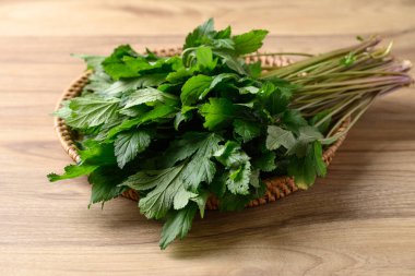Ahşap arka planda beyaz mugwort, organik Asya sebzeleri ve bitkisel ilaçlar