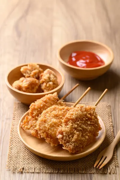 Çubuklu kızarmış tavuk göğsü, Tayland sokak yemeği.