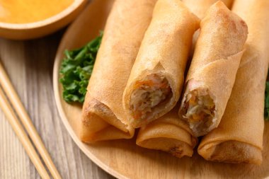 Lahana, havuç ve soslu cam erişteyle dolu Asya usulü kızarmış börek.