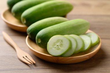 Tahta tabakta dilimlenmiş salatalık, organik sebze, yiyecek malzemesi.