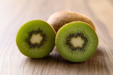 Ahşap arka planda taze yeşil kivi meyvesi, sağlıklı meyve.