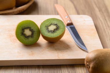 Tahtada taze kivi meyvesi, sağlıklı beslenme.