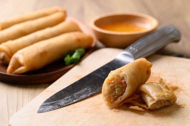 Tahtada lahana, havuç ve cam erişteyle dolu Asya usulü kızarmış börek.