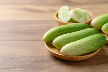 Tahta tabakta taze salatalık, organik sebze, yiyecek.