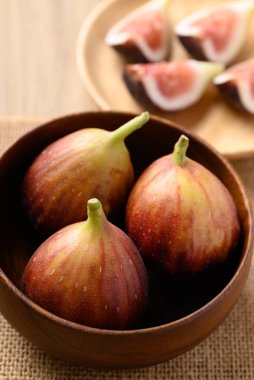 Tahta kasede taze incir, sağlıklı meyve.