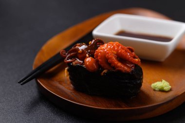 Ahşap tabakta, wasabi soslu Gunkan maki suşi ahtapotu, Japon yemeği.