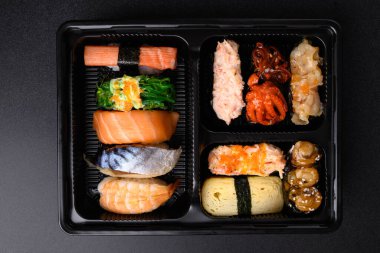 Nigiri suşi ve Gunkan maki suşi seti beslenme çantasında, Japon yemeği, Top View