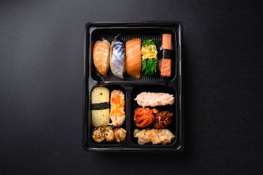 Nigiri suşi ve Gunkan maki suşi seti beslenme çantasında, Japon yemeği, Top View