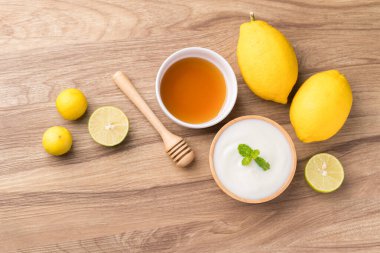 Yoğurt, limon ve bal ahşap masa, sağlıklı beslenme ve güzellik cilt, masa üstü görünümü