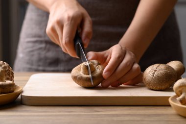 Taze Shiitake mantarı. Asya mutfağında pişirme, yenilebilir mantar ve yemek malzemesi için hazır olun.