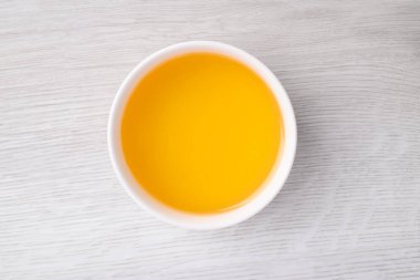 Siyah susam yağı (soğuk ütülü) beyaz masada, yemek malzemesi, üst manzara