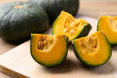 Tahta üzerinde yeşil balkabağı veya Japon kabağı