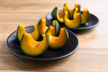 Buharda pişirilmiş Japon kabağı ya da Kabocha kabağı, sağlıklı Asya yemekleri.