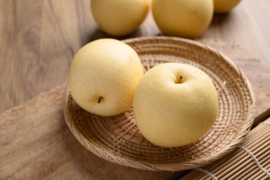 Ahşap arka planda Asya armut meyvesi, tatlı ve sulu meyve