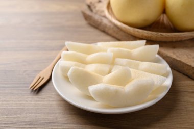 Tabakta Asya armut meyvesi hazır, tatlı ve sulu meyve.