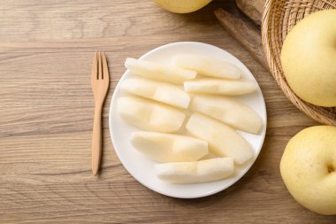 Tabakta Asya armut meyvesi hazır, tatlı ve sulu meyve.