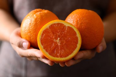 Caracara göbek portakal meyvesi kadın eli, sağlıklı beslenme