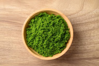 Wolffia veya kasede su yemeği, yenilebilir küçük su bitkisi yüksek protein, masa üstü görüntüsü.