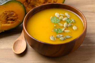 Tahta kasede balkabağı çorbası, sonbahar mevsiminde ev yapımı yemek.