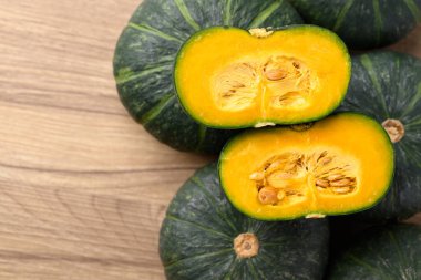 Ahşap zemin üzerinde yeşil balkabağı veya Japon kabağı, Top view