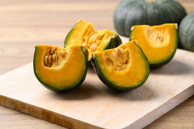 Tahta üzerinde yeşil balkabağı veya Japon kabağı