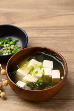 Tofulu Miso çorbası, yosun ve taze soğan, geleneksel Japon çorbası.