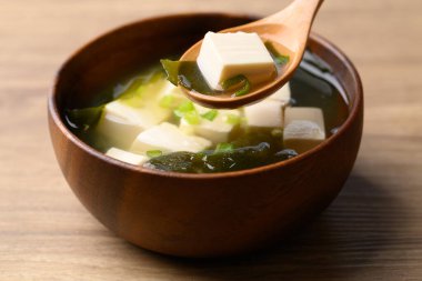 Tofulu Miso çorbası, yosun ve taze soğan, geleneksel Japon çorbası.