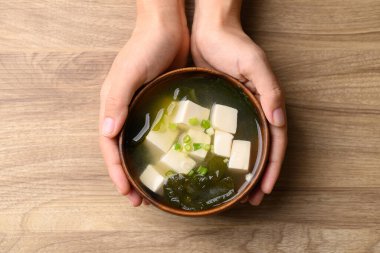 Tofulu Miso çorbası, yosunlu wakame yosunu ve elinde taze soğan, geleneksel Japon çorbası, masa üstü manzaralı.