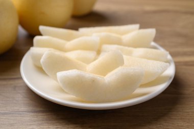 Tabakta Asya armut meyvesi hazır, tatlı ve sulu meyve.