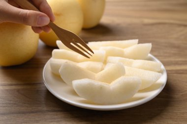 Tabakta Asya armut meyvesi hazır, tatlı ve sulu meyve.