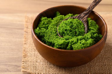 Yenebilir küçük su bitkisi yüksek proteinli kaşık ile Wolffia veya su yemeği