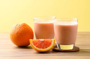 Bardakta portakallı yoğurt, sağlıklı meyve suyu.