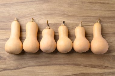 Ahşap arka planda kabak kabağı, masa üstü görünümü